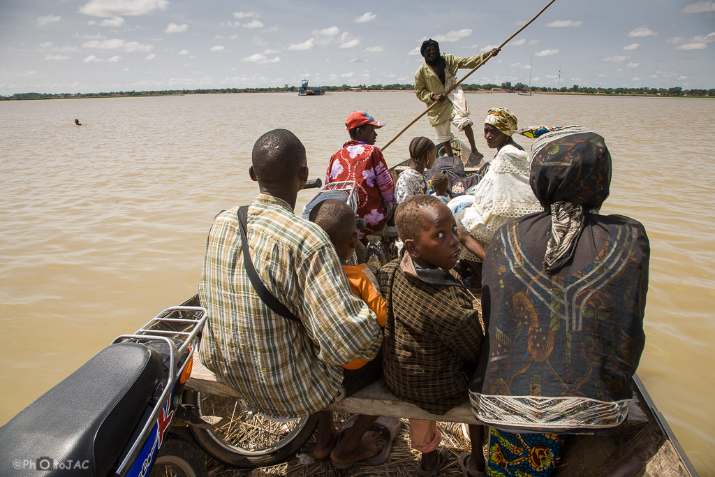 Segou (Mali). Pinaza (embarcación típica de madera) con pasajeros a punto de salir hacia Segou, desde una aldea de etnia bozo situada en la orilla opuesta. Mali.
