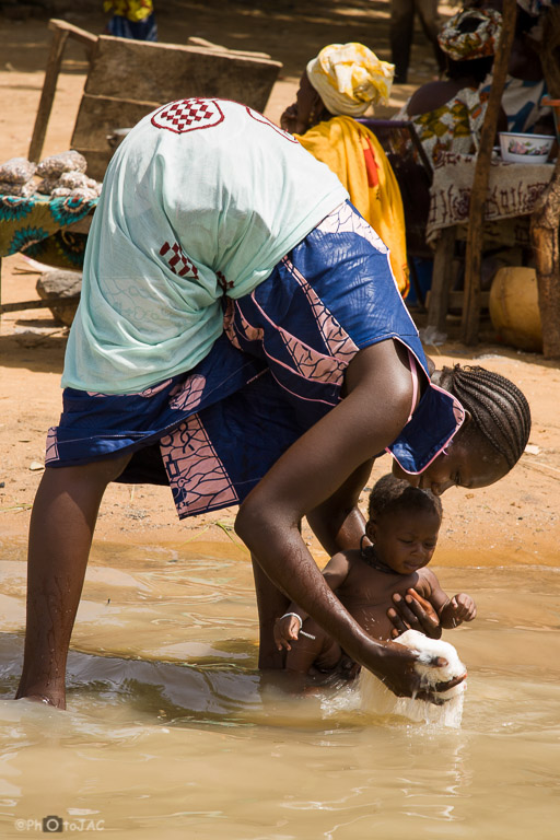 Una madre lava a su hijo en aguas del Niger, en una aldea de etnia bozo situada en la orilla opuesta a la ciudad de Segou. Mali.