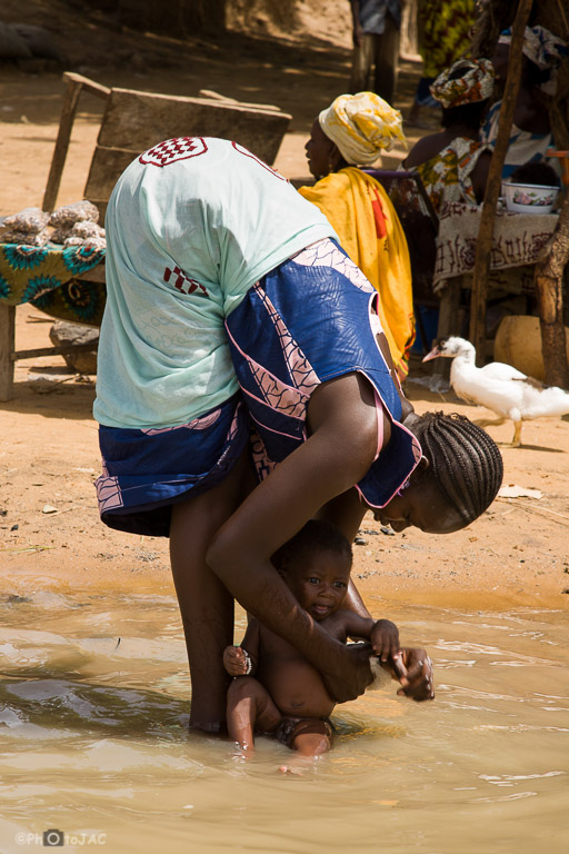 Una madre lava a su hijo en aguas del Niger, en una aldea de etnia bozo situada en la orilla opuesta a la ciudad de Segou. Mali.