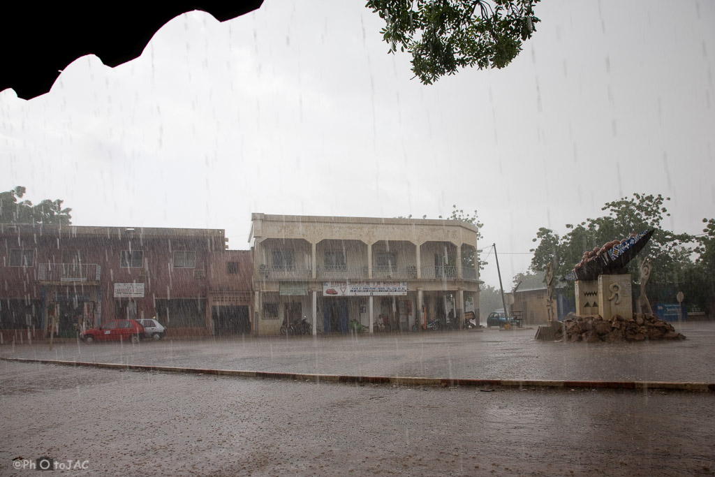 Intensa lluvia en las calles de la ciudad de Segou. Mali.