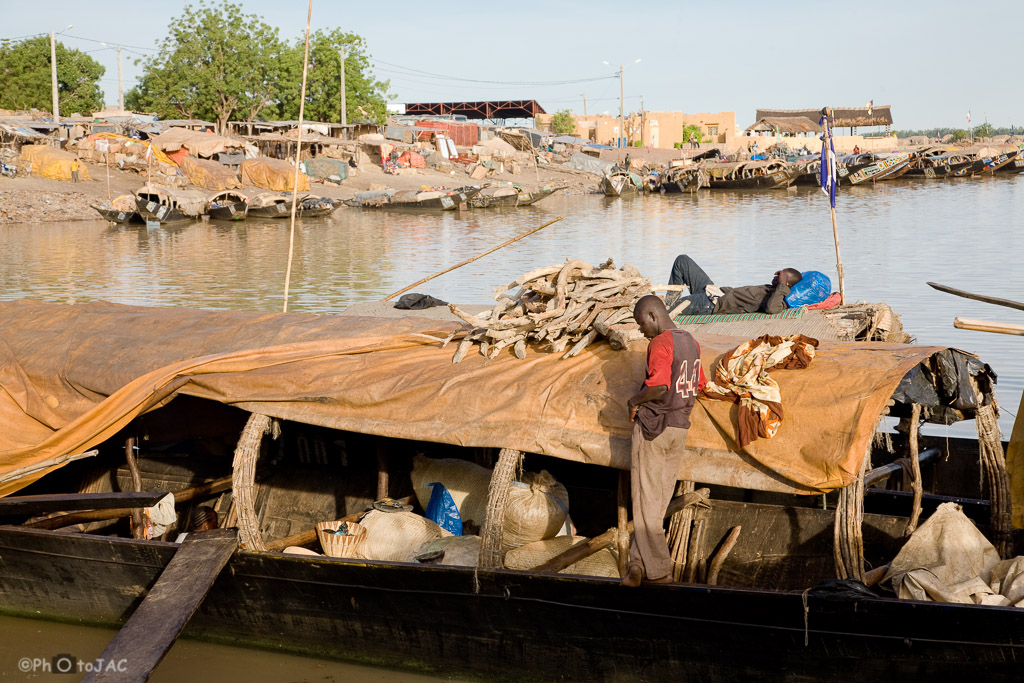 Mali: Puerto de Mopti. Embarcaciones locales hechas de madera, llamadas "pinazas", se agolpan en el puerto. Algunas de ellas son las viviendas de familias de pescadores de etnia bozo.