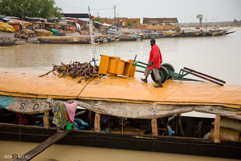 Mali: Puerto de Mopti. Embarcaciones locales hechas de madera llamadas "pinazas". Algunas de ellas son las viviendas de familias de pescadores de etnia bozo.