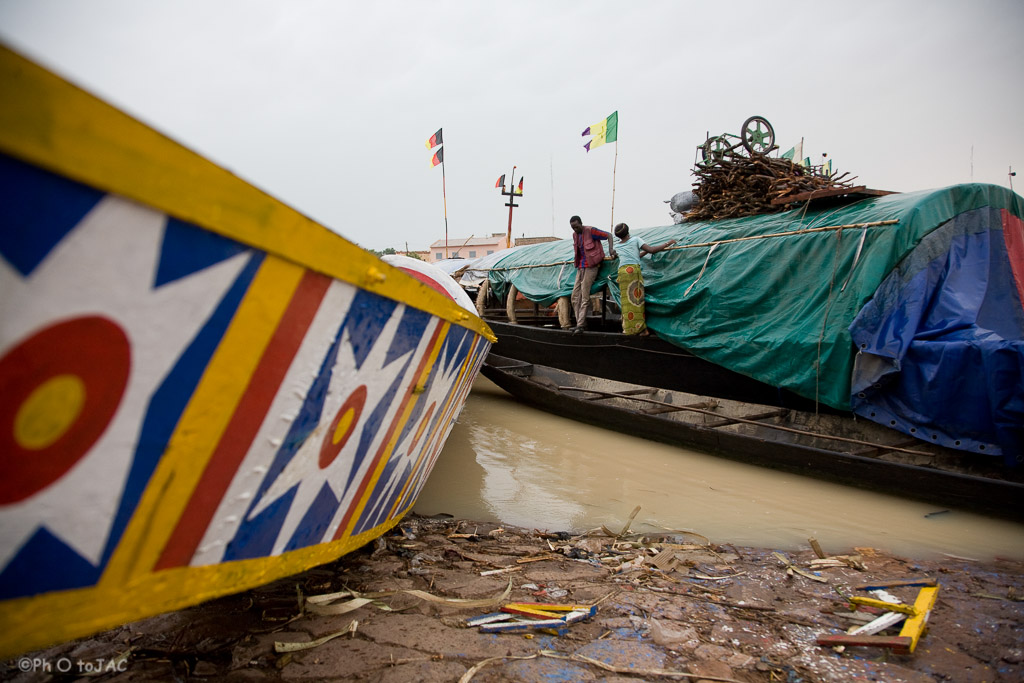 Mali: Puerto de Mopti. Embarcaciones locales hechas de madera llamadas "pinazas". Algunas de ellas son las viviendas de familias de pescadores de etnia bozo.