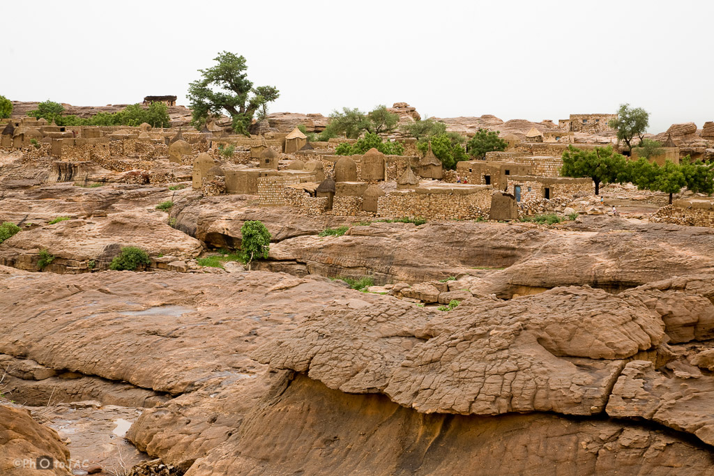 País Dogón. Mali. Viviendas y graneros erigidos con madera, adobe y piedra en la aldea de Daga. Detalle de la geología del terreno.