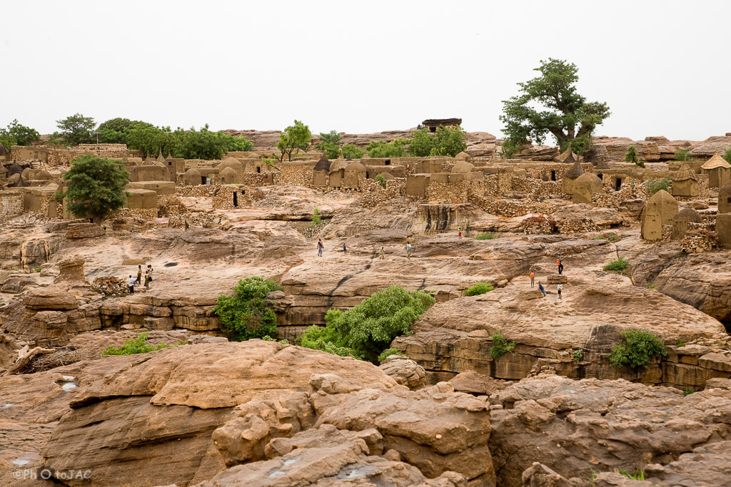 País Dogón. Mali. Viviendas y graneros erigidos con madera, adobe y piedra en la aldea de Daga. Habitantes de la aldea y detalle de la geología del terreno.