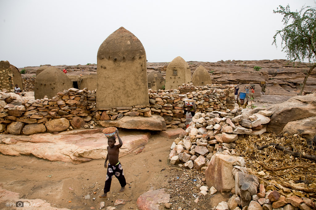 País Dogón. Mali. Graneros erigidos con adobe en la aldea de Daga.
