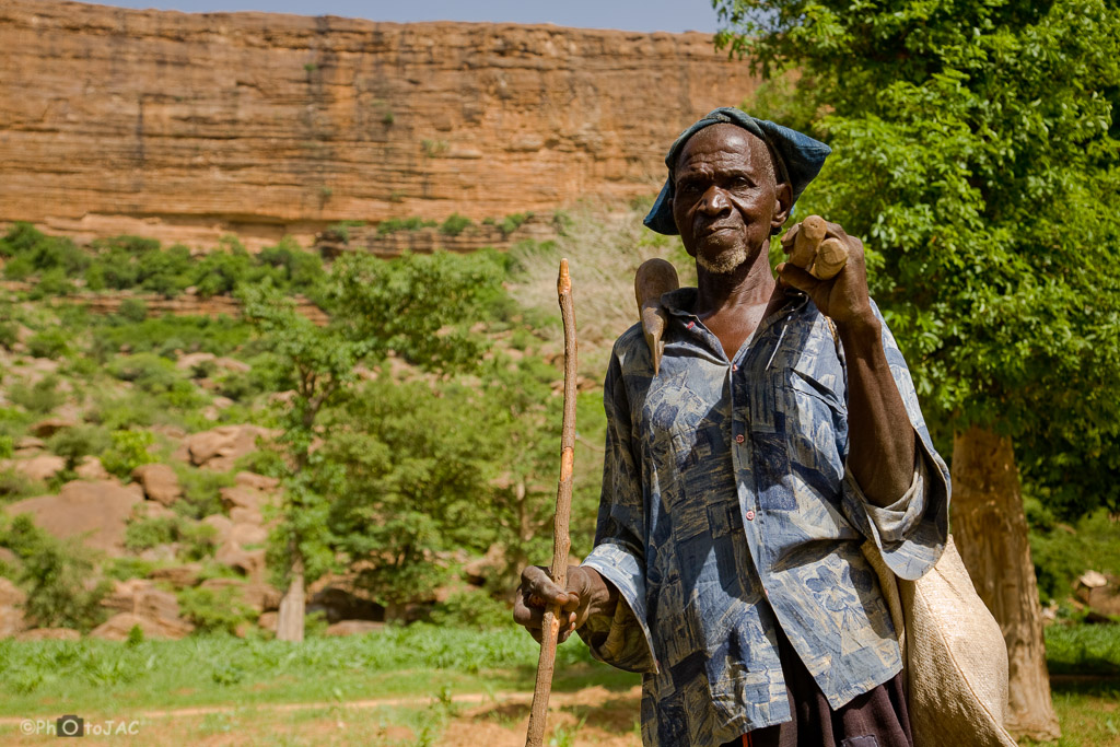 País Dogón. Mali. Campesino de la aldea de Amani, muy próxima a Tireli (mayor). Tras él, al fondo, la pared de la falla de Bandiagara.