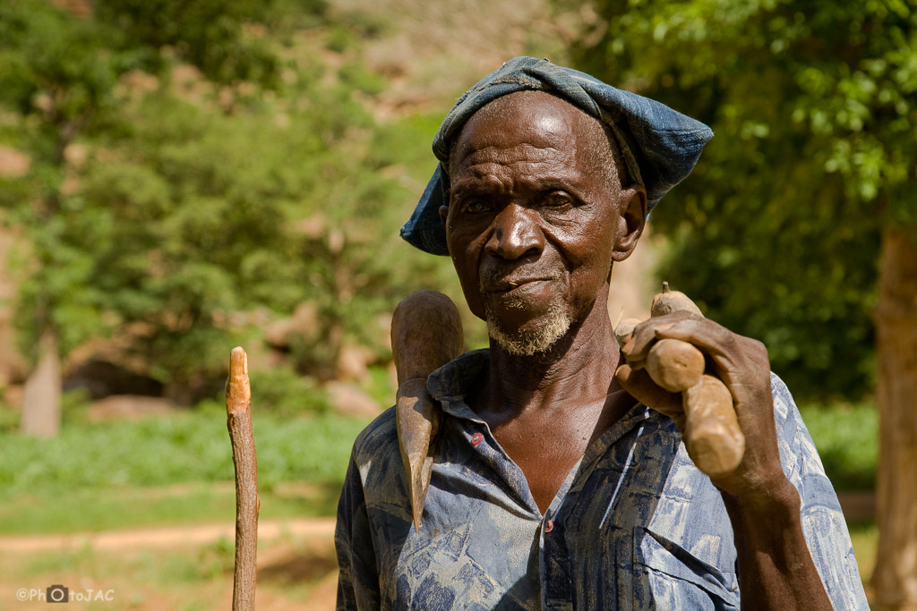 País Dogón. Mali. Campesino de la aldea de Amani, muy próxima a Tireli (mayor).