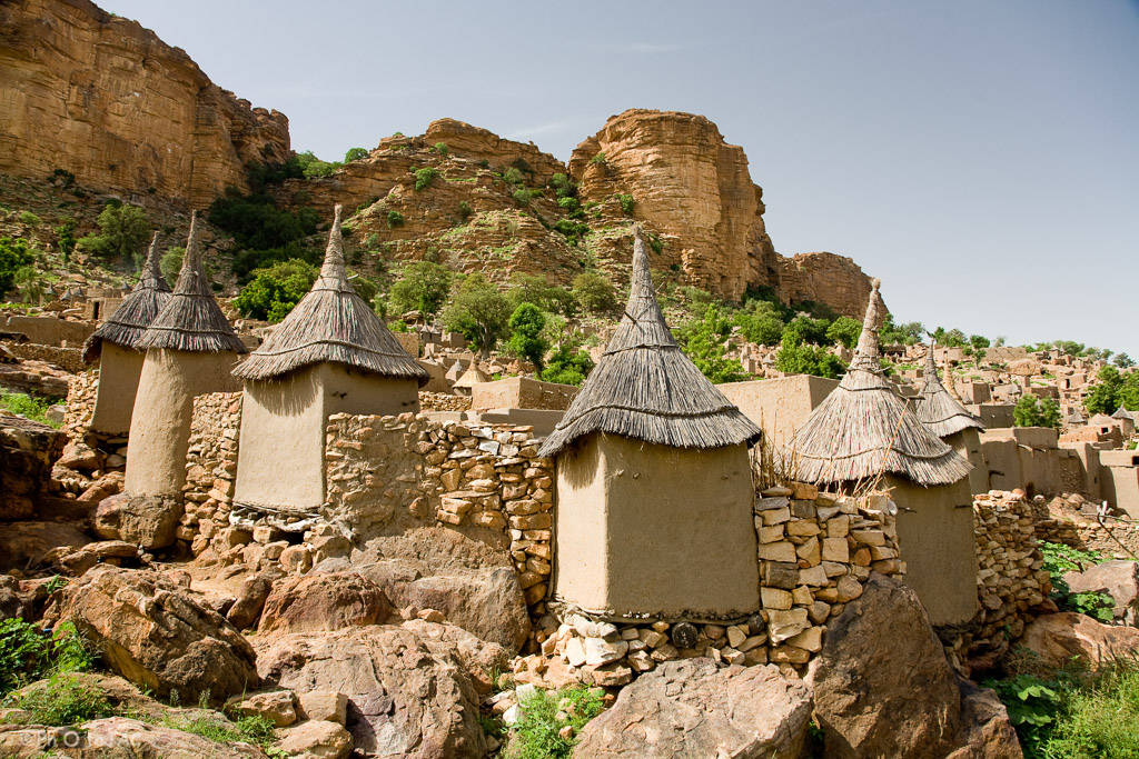País Dogón. Mali. Aldea de Tireli. Viviendas y graneros erigidos con madera, adobe y piedra. Al fondo las paredes de la falla de Bandiagara.
