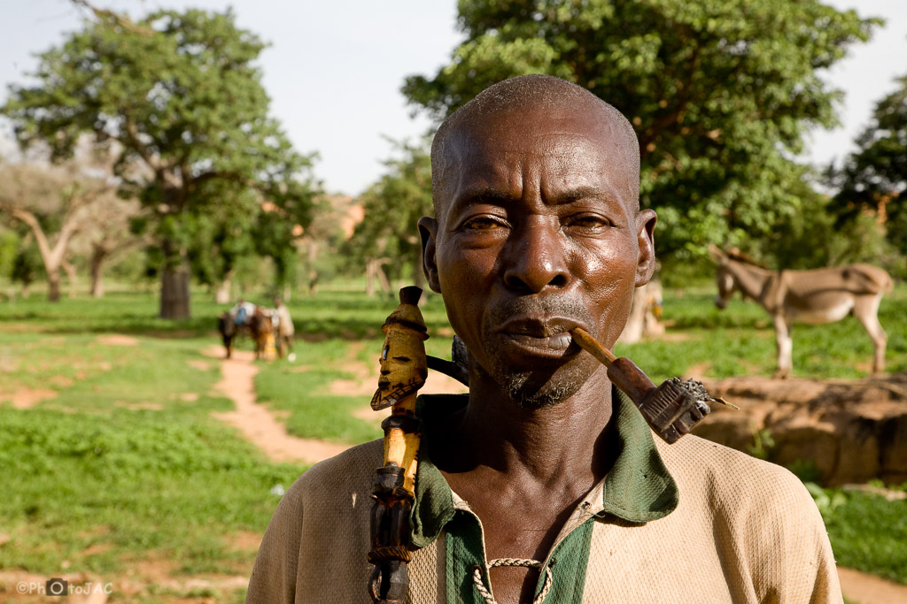 País Dogón. Mali. Campesino de la aldea de Komokani. Porta una especie de azada con el mango tallado.