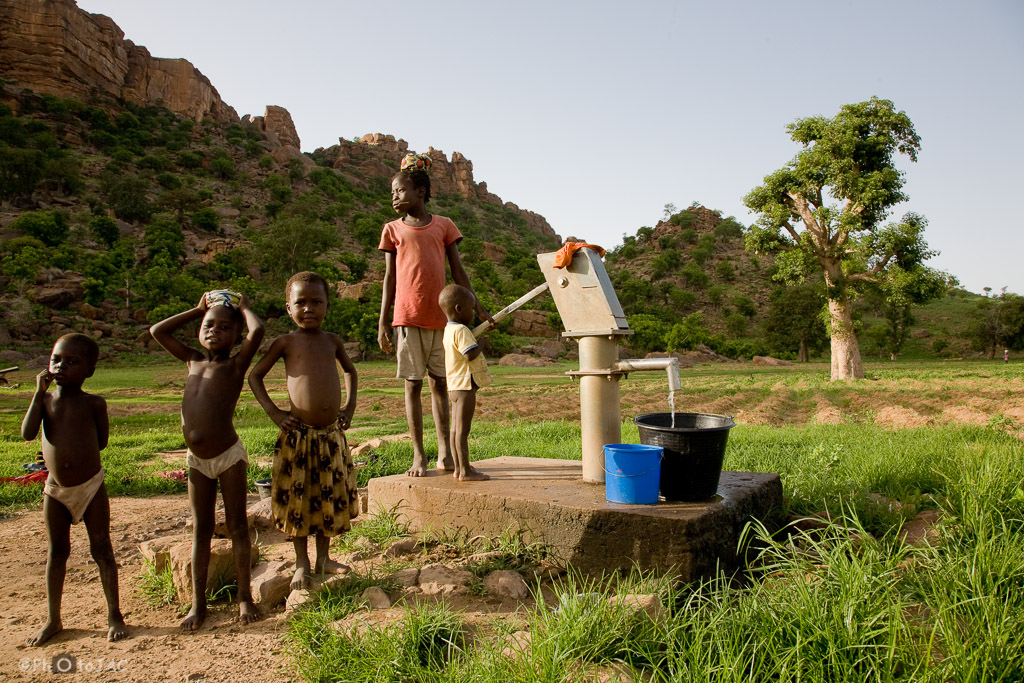 País Dogón. Mali. Aldea de Ydellna, próxima a Tireli. Un grupo de niños saca agua de un pozo mediante una bomba de mano.