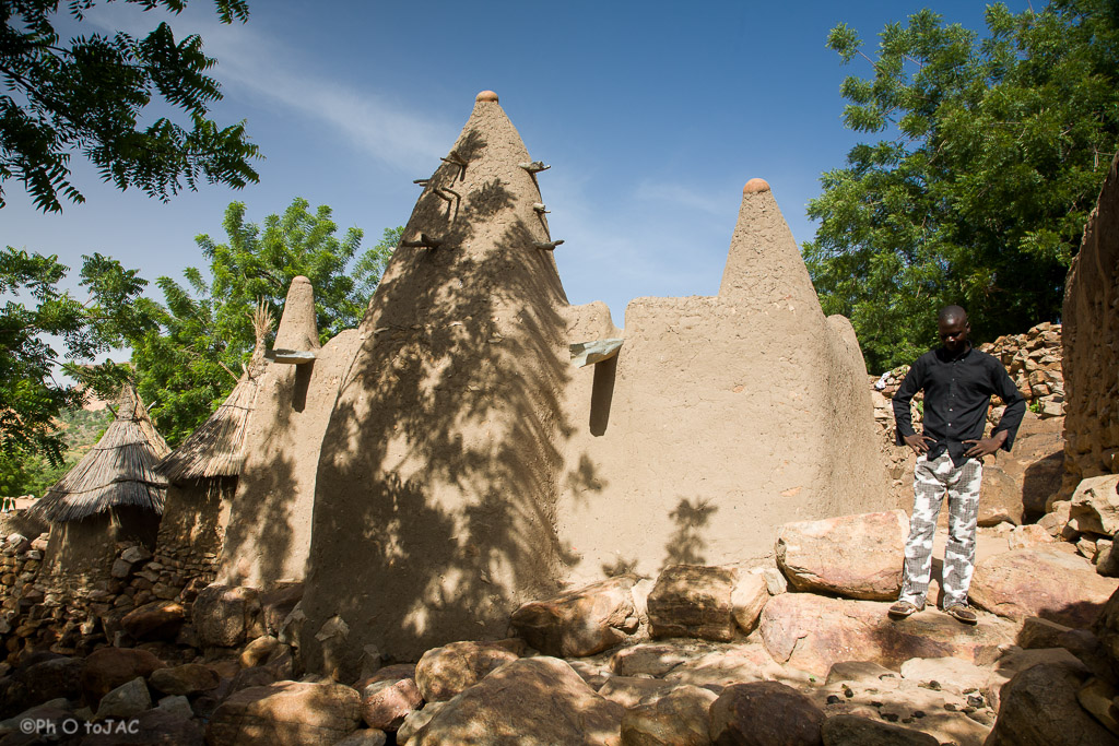 País Dogón. Mali. Aldea de Tireli. Mezquita, de estilo sudanés, erigida con madera y adobe.