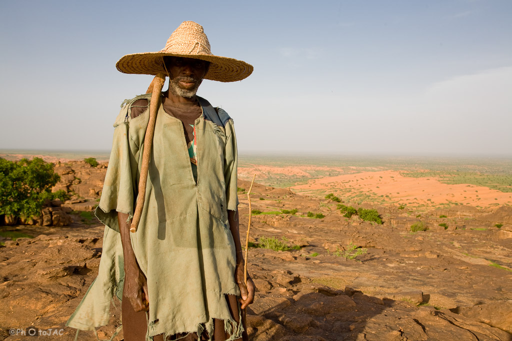 País Dogón. Mali. Campesino entre las aldeas de Nombori y Begnimato, en la parte superior de la falla de Bandiagara.