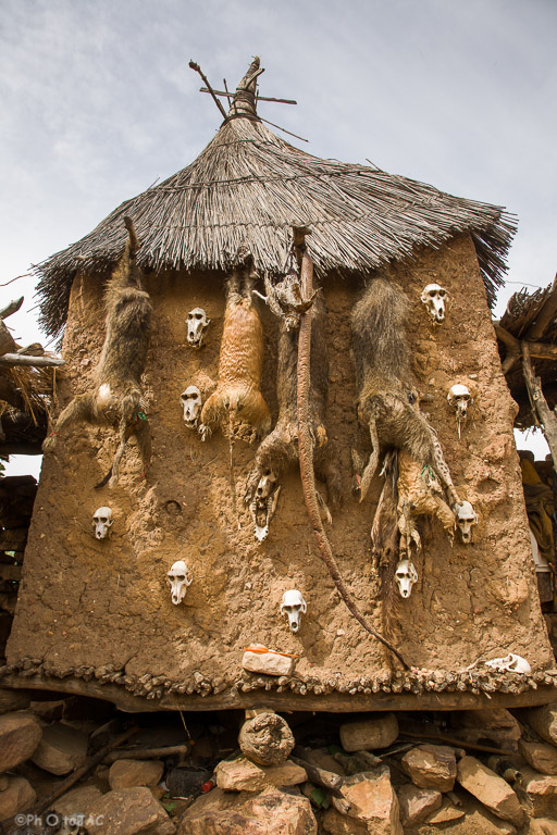 País Dogón. Mali. Aldea de Begnimato. Granero erigido con madera y adobe. En sus paredes se encuentran pieles y craneos de animales, algo característico de la religión animista.