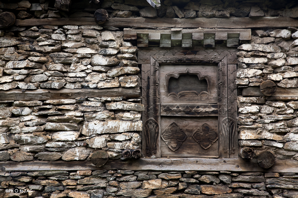Detalle de una ventana en la aldea de Pisang.