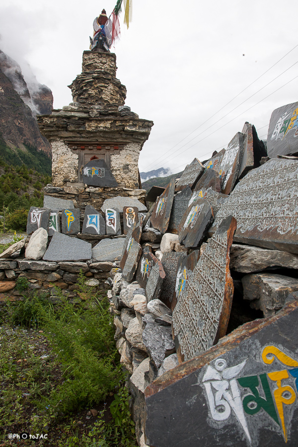 Chorten y rocas "Mani" en la aldea de Pisang.