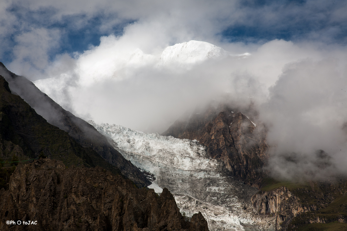 Pico Gangapurna, de 7455m. de altitud, y su glaciar, vistos desde Manang.