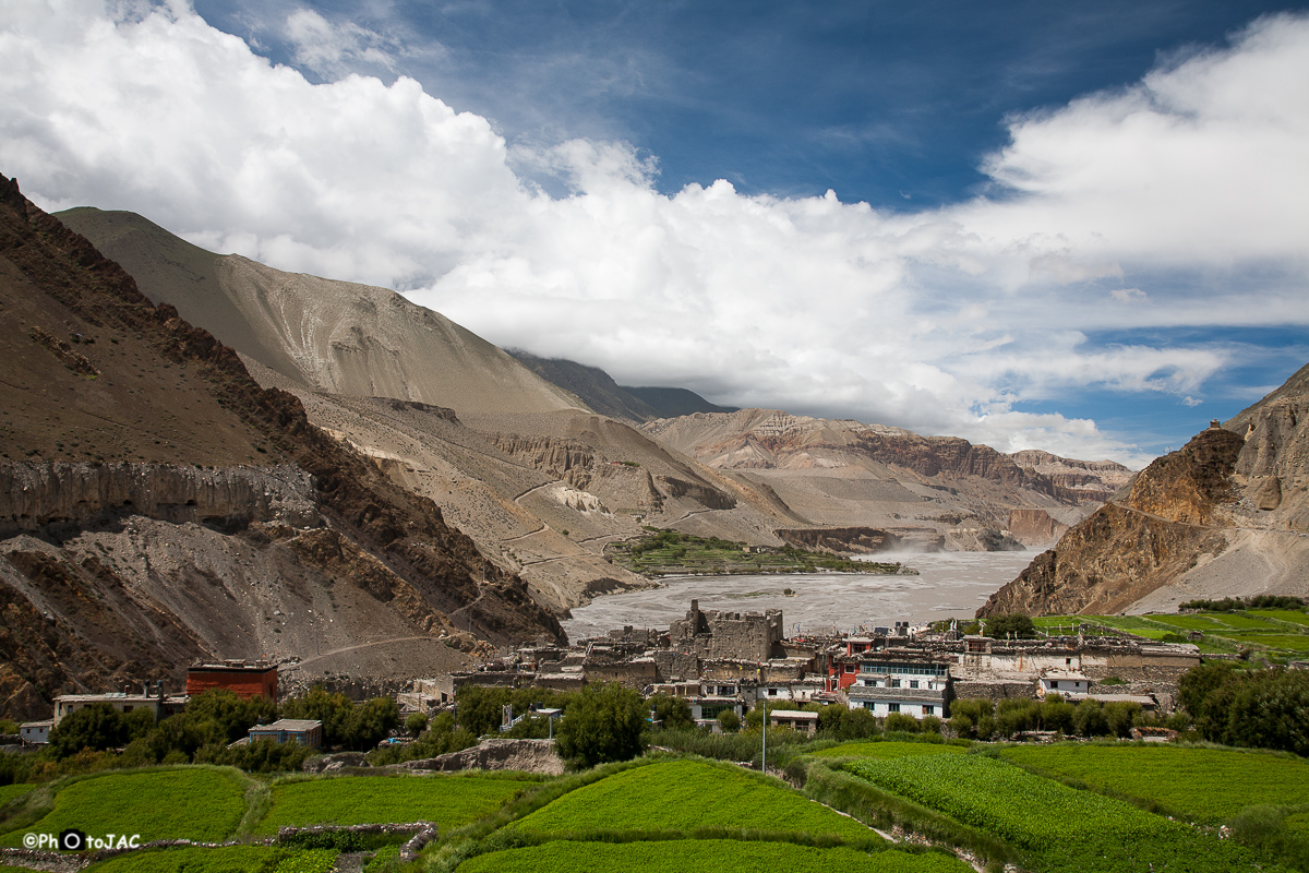 Kagbeni, con el rio Gandaki al fondo (en el conocido desfiladero, que lleva su nombre, Kali Gandaki).