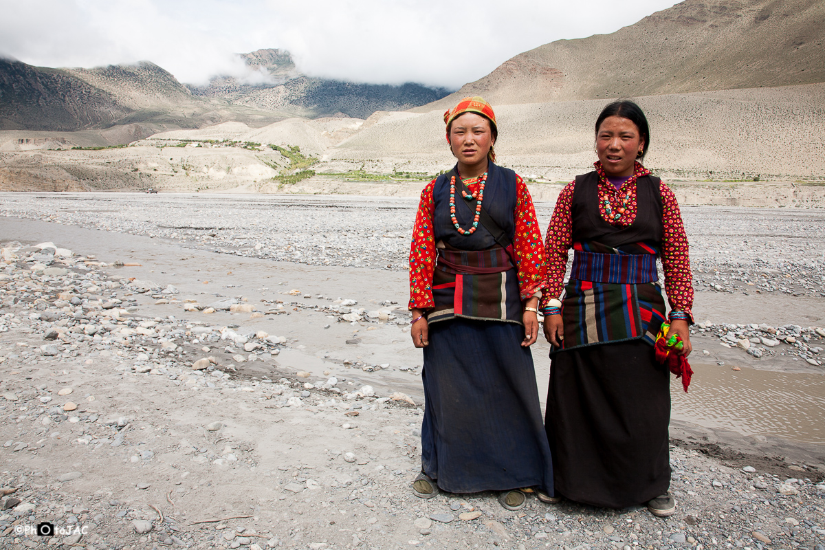 Jovenes mujeres en el valle del rio Gandaki, durante el trayecto entre Kagbeni y la ciudad de Jomson.