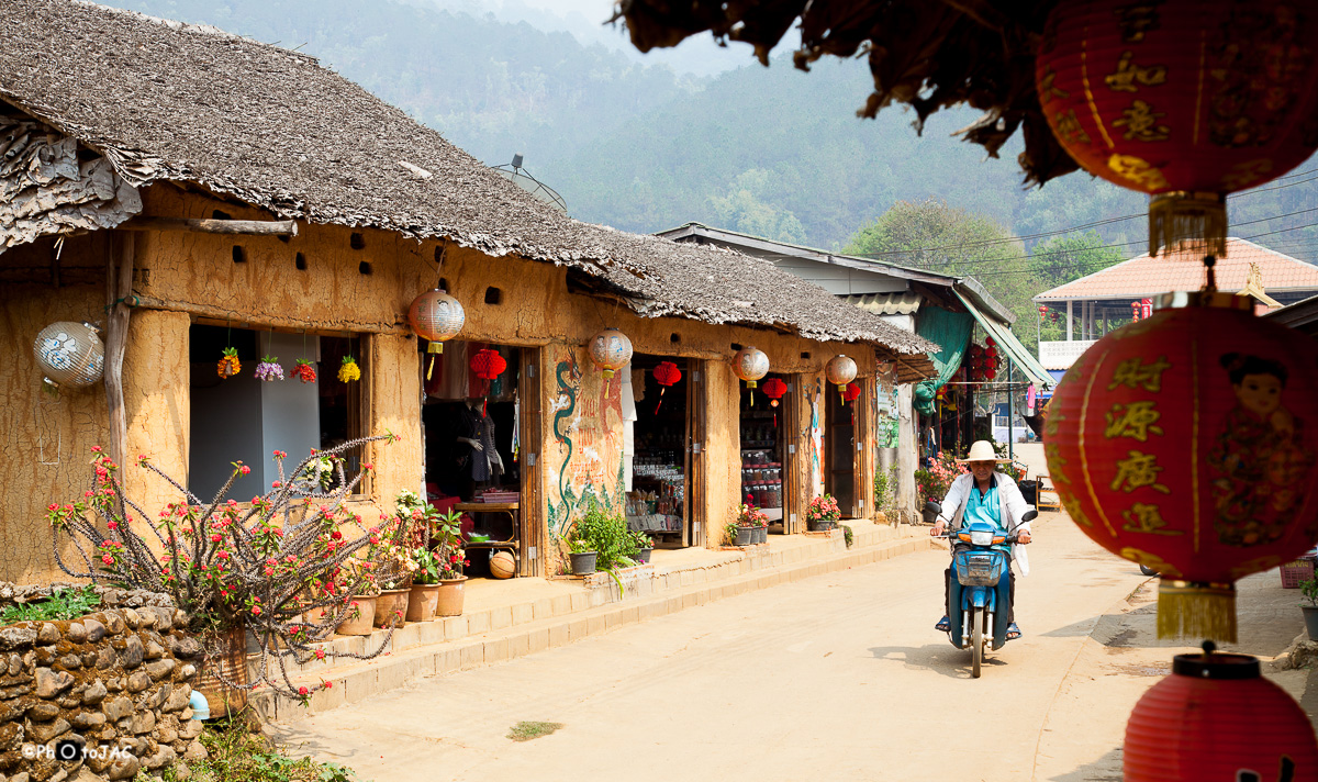 Aldea Ban Rak Thai, a unos 40km de Mae Hong Son y a menos de 1km de la frontera con Myanmar (Burma). La influencia de la antigua china es muy patente. Incluso muchos habitantes hablan una lengua similar al chino mandarín.