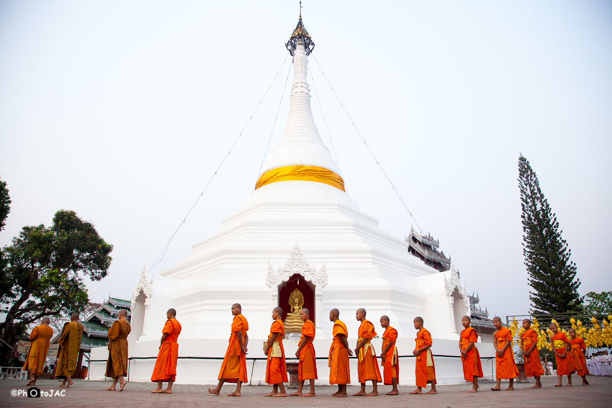 Ritual budista en el templo "Wat Phra That Doi Kong Mu", situado en la parte oeste de Mae Hong Son, en una colina.