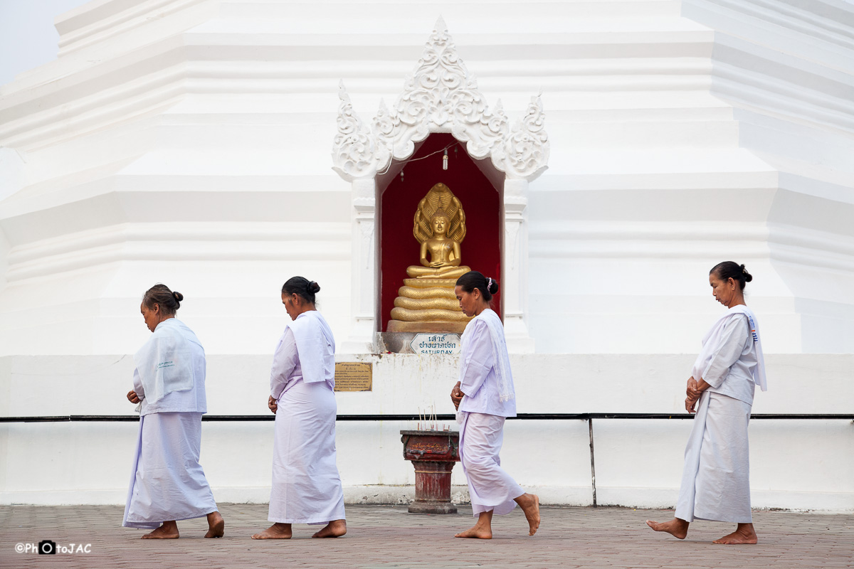 Ritual budista en el templo "Wat Phra That Doi Kong Mu", situado en la parte oeste de Mae Hong Son, en una colina.