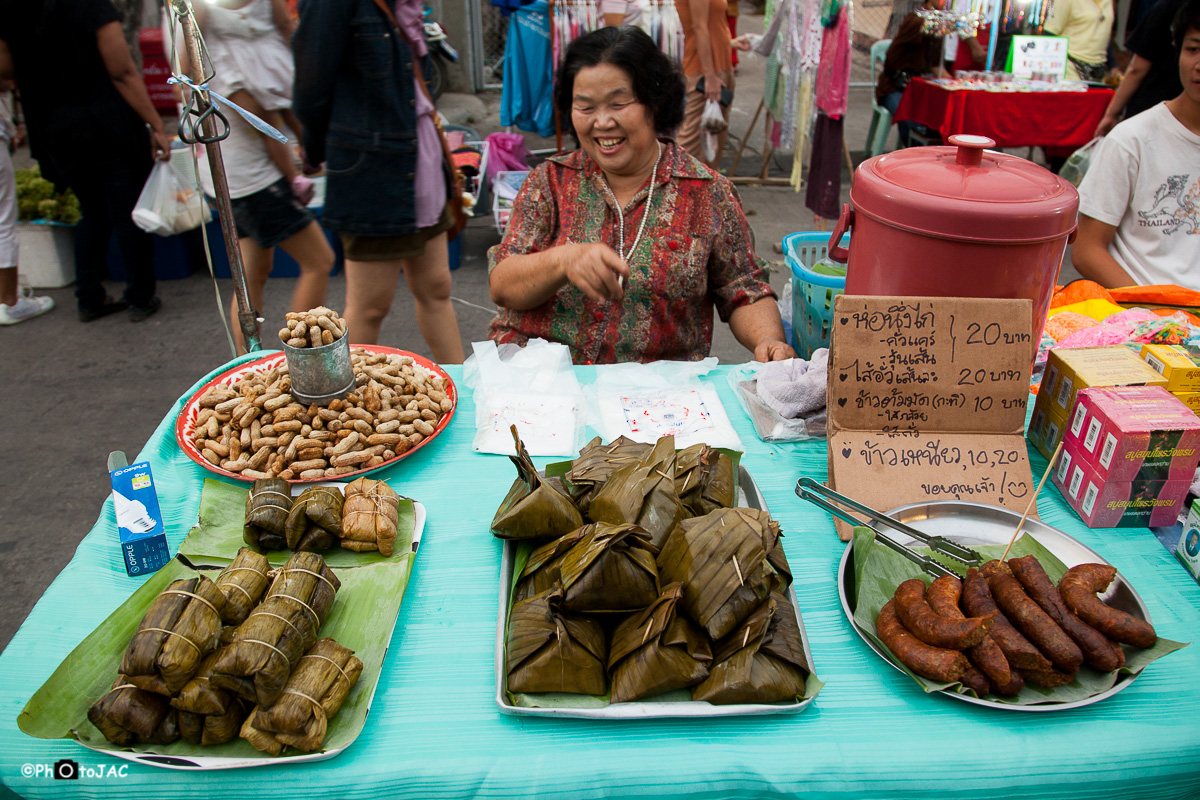 Chiang Rai. Puesto de comidas en el "night market".