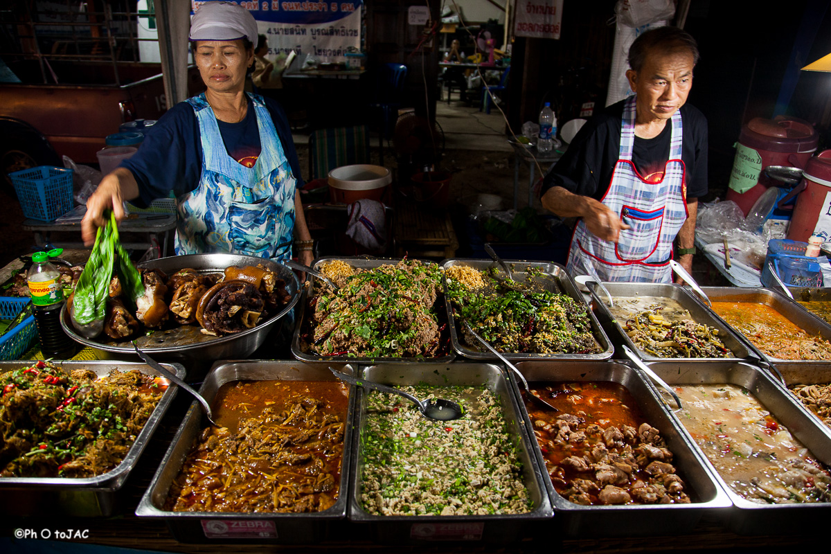 Chiang Rai. Puesto de comidas en el "night market".
