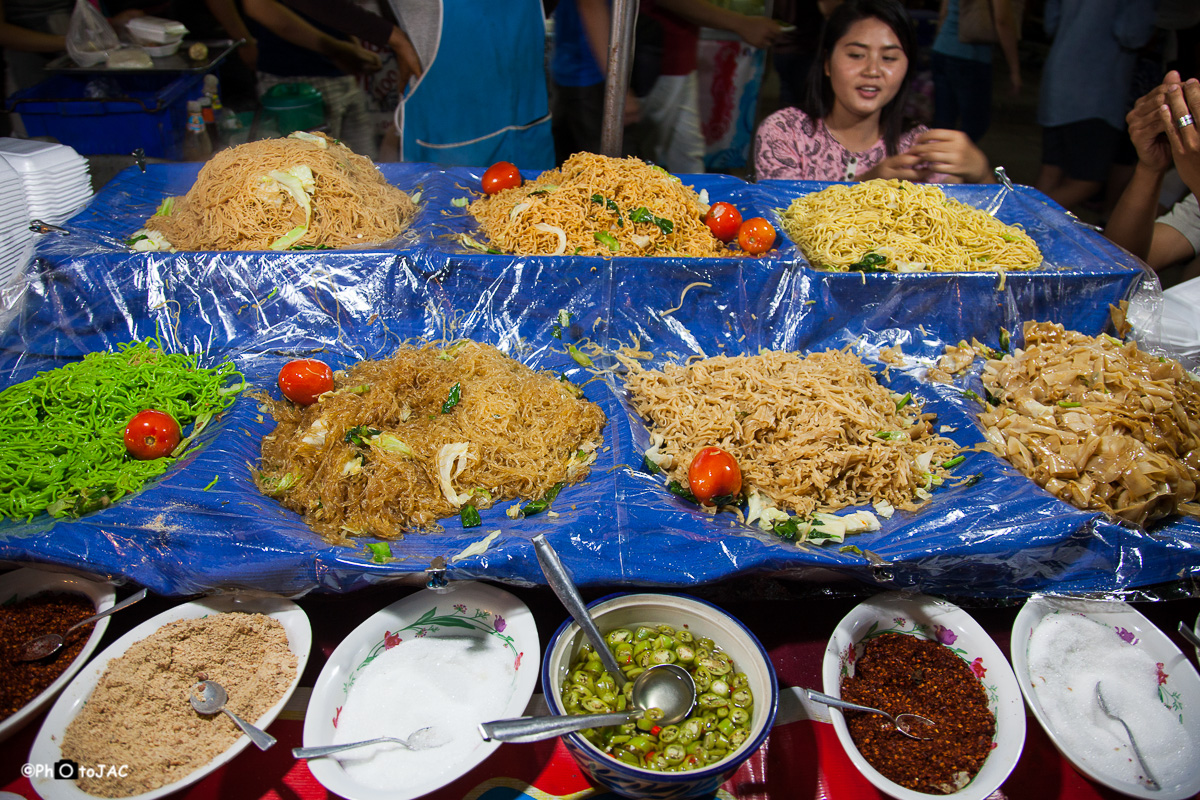 Chiang Rai. Puesto de comidas en el "night market".