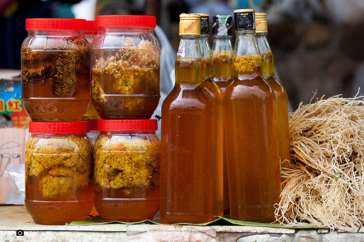 Miel en un puesto del mercado de Mae Salong. Vease la abeja reclamando lo que es suyo!!