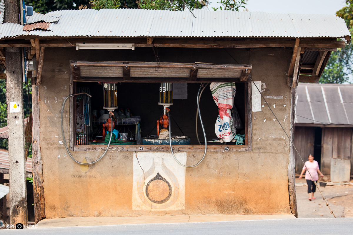Curiosa "gasolinera" en una aldea próxima a Mae Salong.