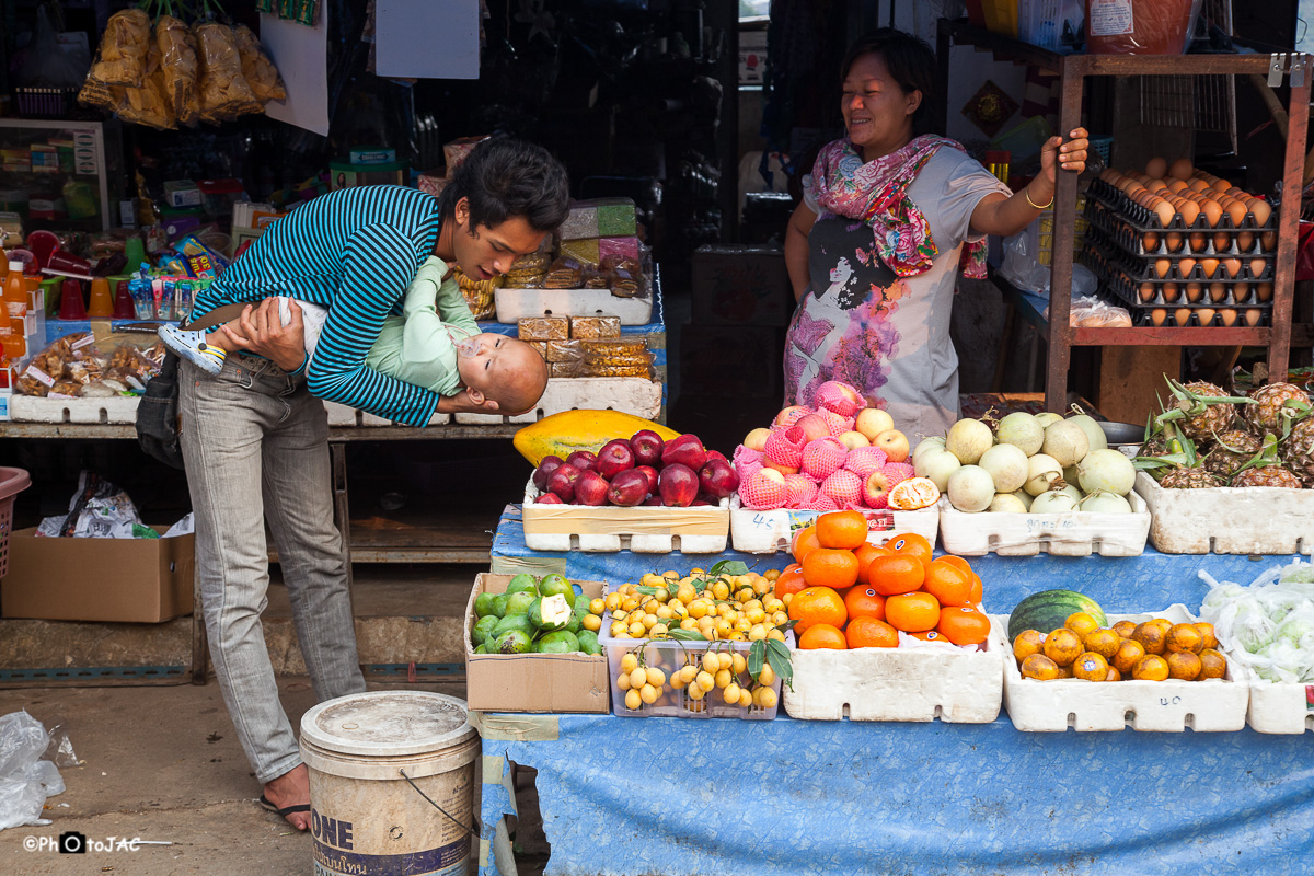 Puesto de frutas en el mercado de Mae Salong.