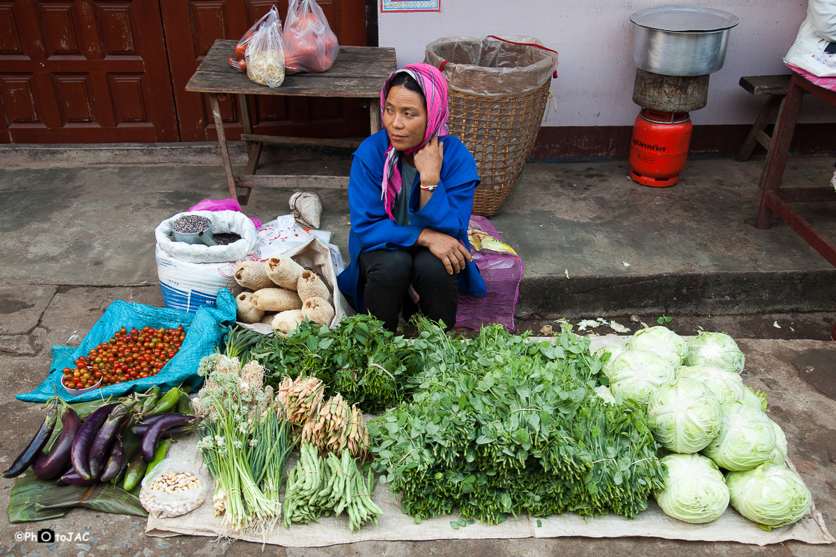 Puesto de verduras en el mercado de Mae Salong.