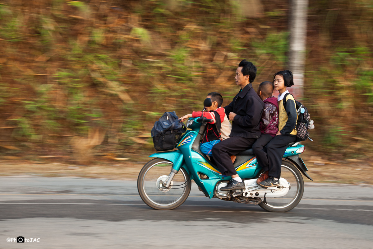 ¡Cuatro personas en una moto! Escena habitual en Mae Salong.