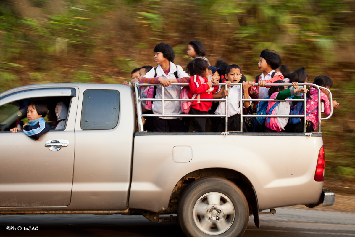 Niños yendo al cole en "pick-up". Mae Salong.