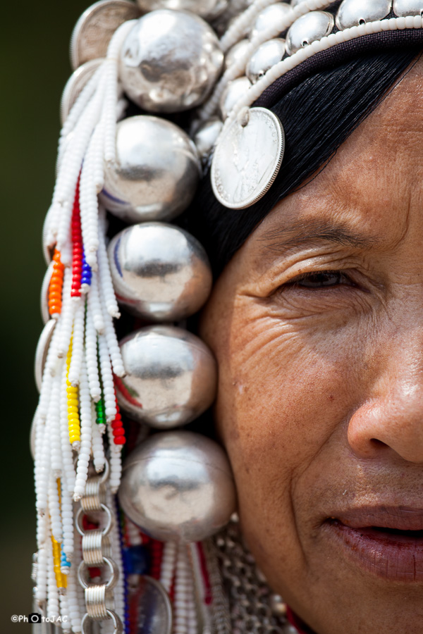 Mujer de la etnia "Akha" con su vestimenta tradicional, cuyo sombrero está adornado con monedas de plata.