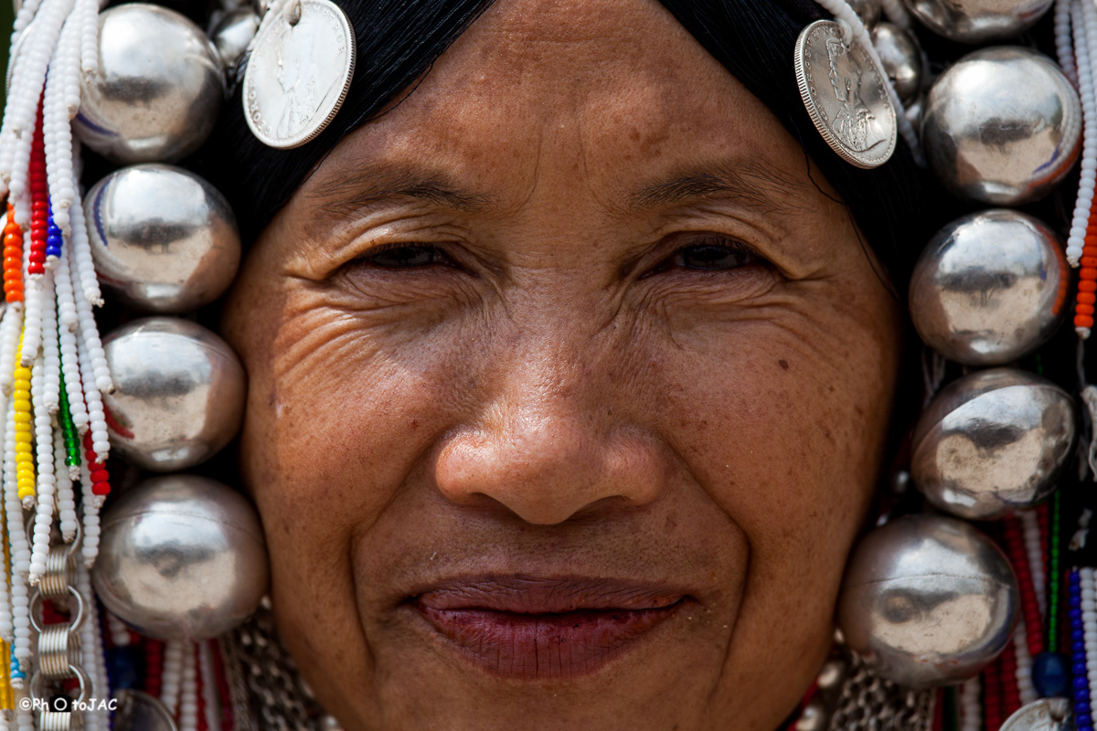 Mujer de la etnia "Akha" con su vestimenta tradicional, cuyo sombrero está adornado con monedas de plata.