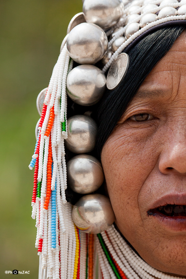 Mujer de la etnia "Akha" con su vestimenta tradicional, cuyo sombrero está adornado con monedas de plata.