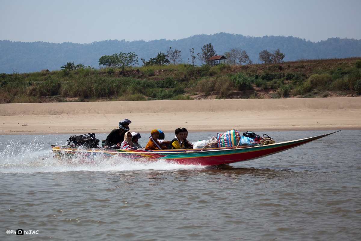 Viaje de 2 días desde Chiang Khong (Tailandia) a Luang Prabang (Laos) por el rio Mekong en el "slow boat". En la imagen, un "speedboat" que hace el mismo recorrido en tan solo 6h.