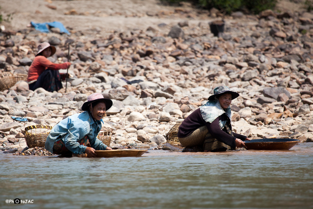 Viaje de 2 días desde Chiang Khong (Tailandia) a Luang Prabang (Laos) por el rio Mekong en el "slow boat". Mujeres buscando oro.