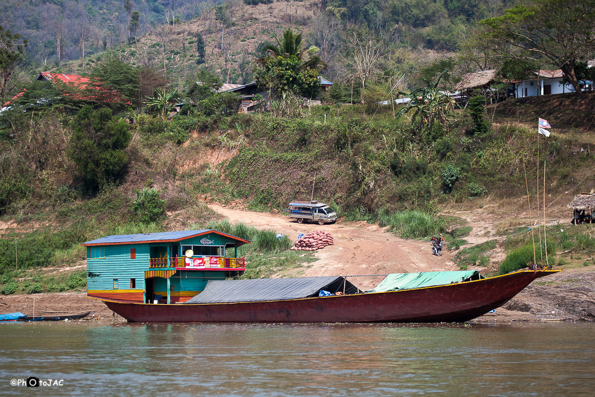 Viaje de 2 días desde Chiang Khong (Tailandia) a Luang Prabang (Laos) por el rio Mekong en el "slow boat". Curiosa embarcación con vivienda.