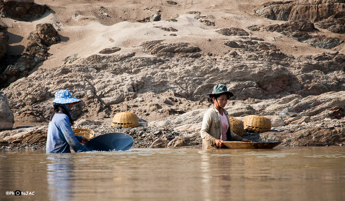 Viaje de 2 días desde Chiang Khong (Tailandia) a Luang Prabang (Laos) por el rio Mekong en el "slow boat". Mujeres buscando oro.