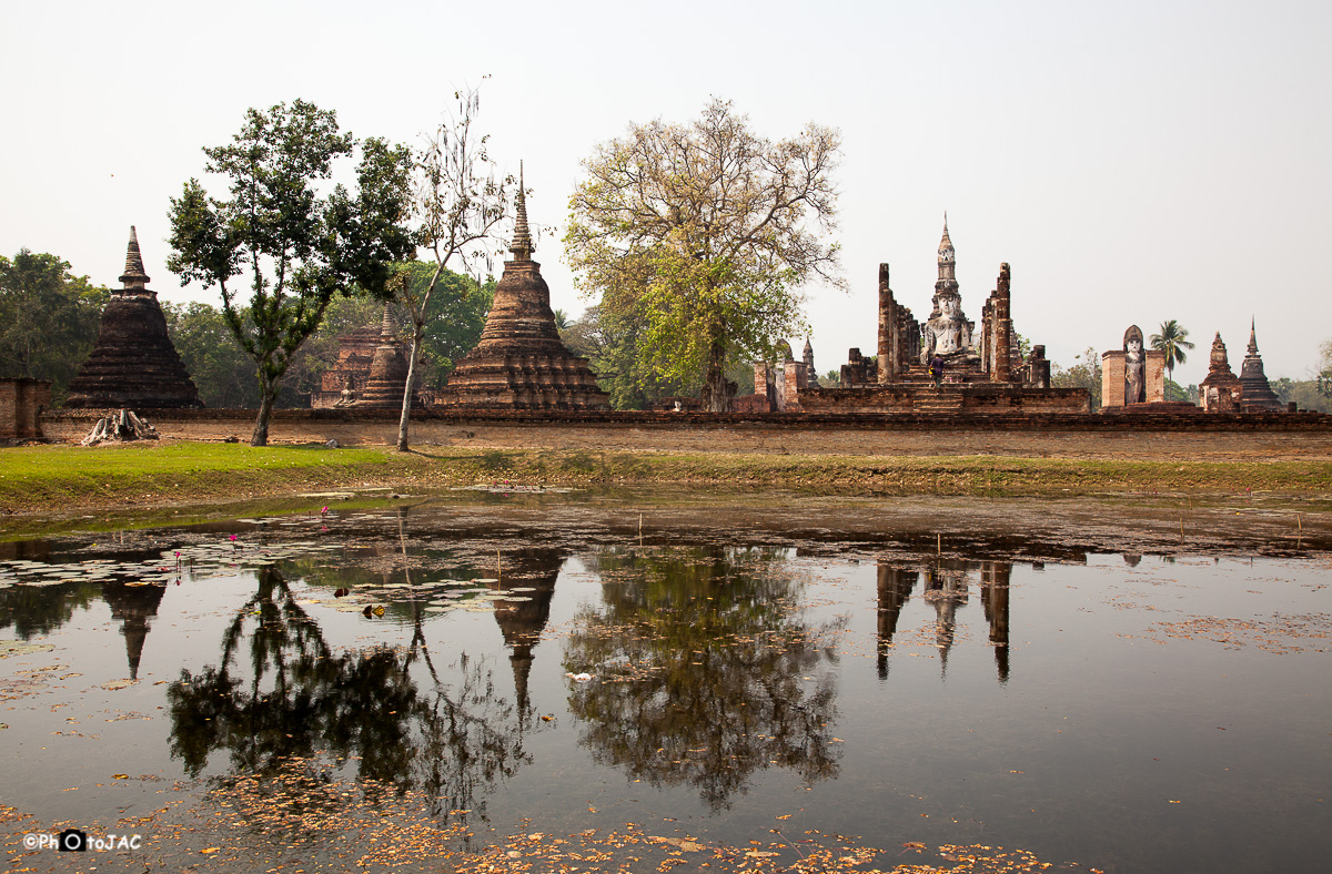 Centro histórico de la antigua ciudad de Sukhothai, declarada Patrimonio de la Humanidad por la UNESCO. Templo "Wat Mahathat".