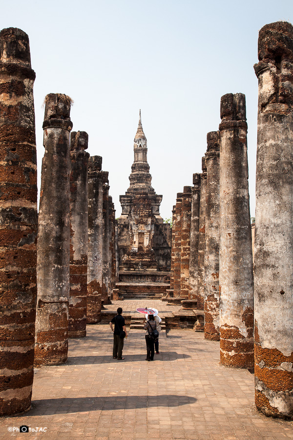Centro histórico de la antigua ciudad de Sukhothai, declarada Patrimonio de la Humanidad por la UNESCO. Curiosas columnas en el templo "Wat Mahathat".