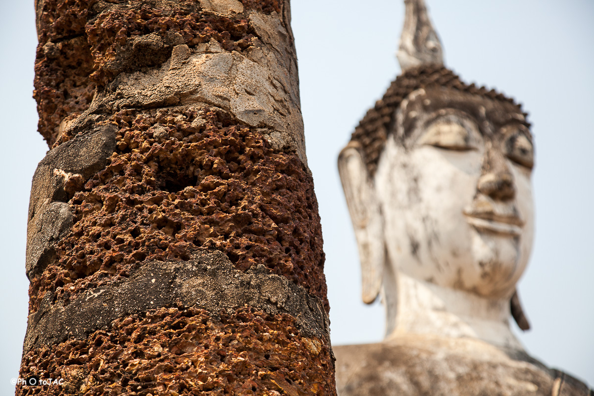 Centro histórico de la antigua ciudad de Sukhothai, declarada Patrimonio de la Humanidad por la UNESCO. Una de las columnas y una estátua de buda en el templo "Wat Mahathat".