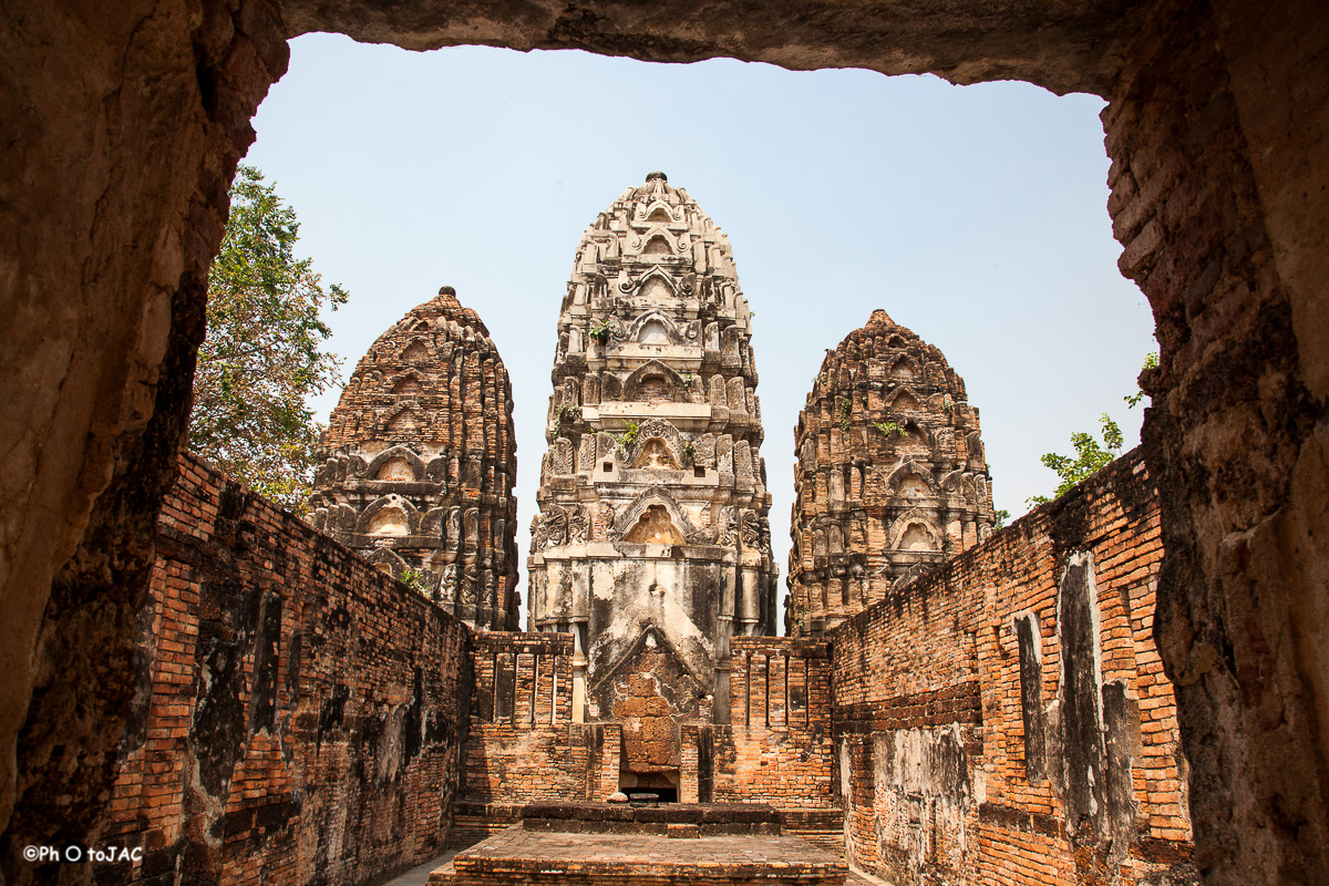 Centro histórico de la antigua ciudad de Sukhothai. El templo "Wat Si Sawai" fue construido como templo hinduista, algo que lo hace realmente especial. Recuerda a los templos de Angkor Wat en Camboya.
