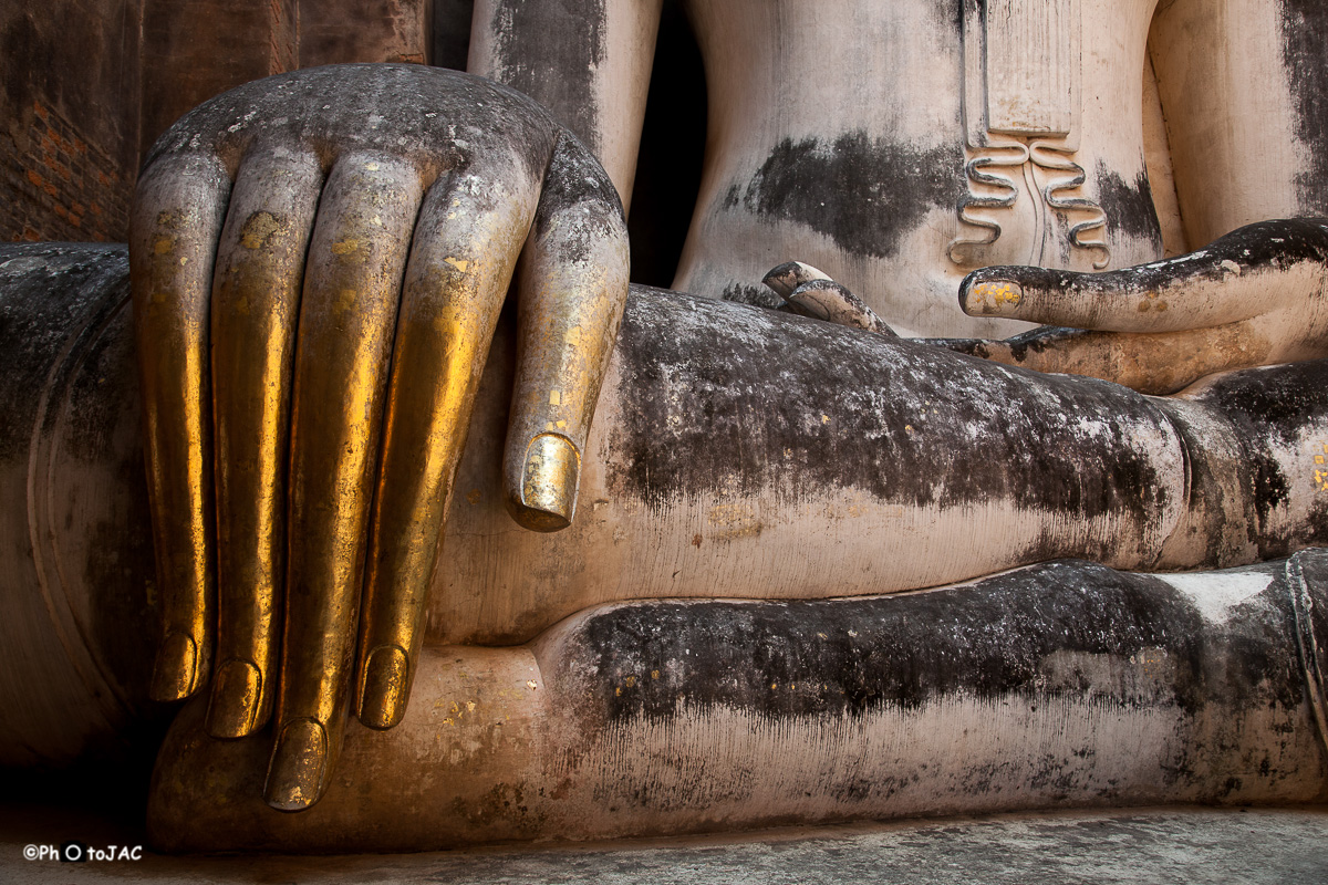 Centro histórico de la antigua ciudad de Sukhothai, declarada Patrimonio de la Humanidad por la UNESCO. El templo "Wat Si Chum" alberga este Buda de 15m de alto.