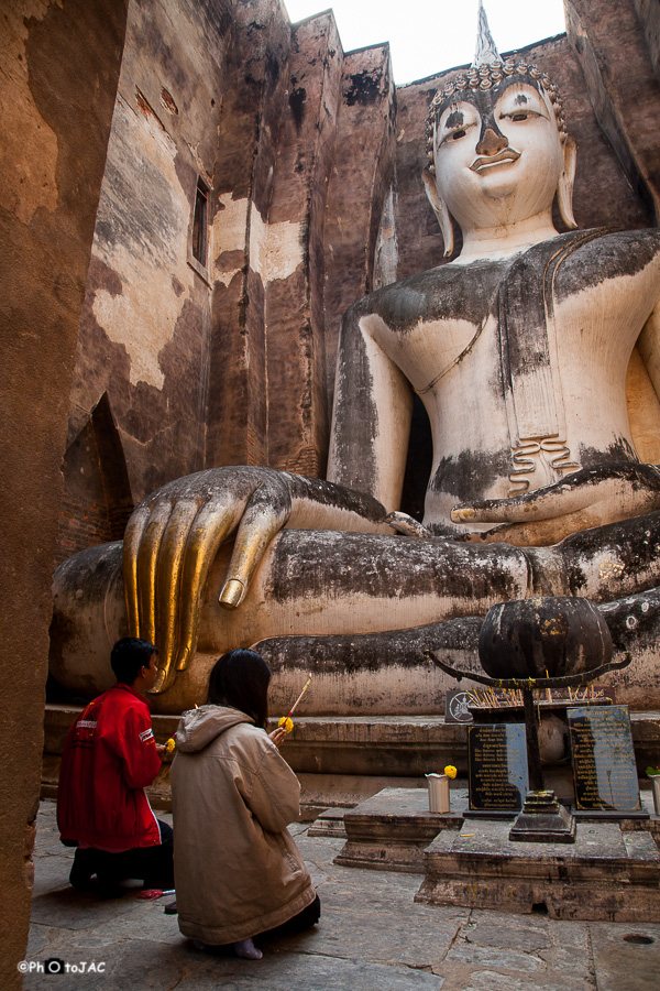 Centro histórico de la antigua ciudad de Sukhothai, declarada Patrimonio de la Humanidad por la UNESCO. El templo "Wat Si Chum" alberga este Buda de 15m de alto.