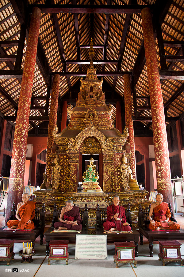 Chiang Mai. Figuras de cera, muy realistas, de cuatro monjes budistas en un templo del complejo "Wat Phra Singh".