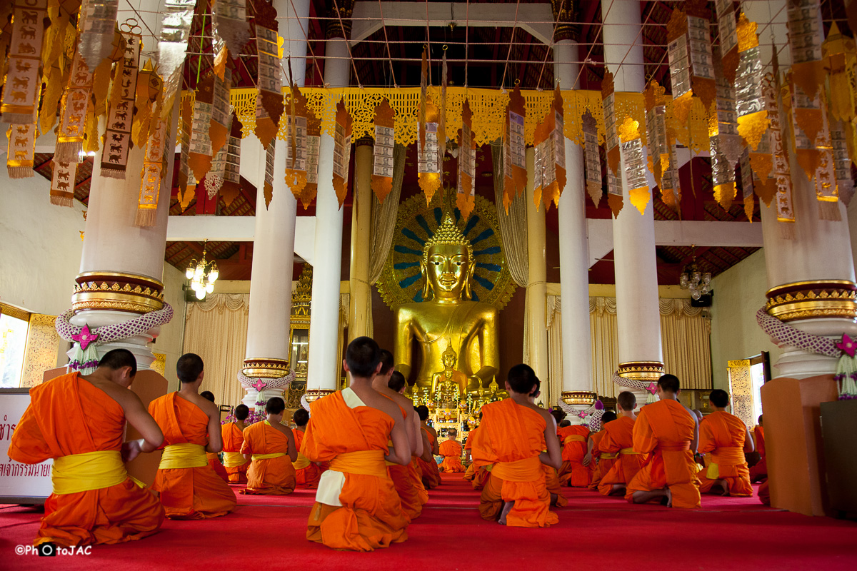 Chiang Mai. Imagen de Buda en un templo en el complejo Wat Chedi Luang. Muchos de los colgantes están hechos con billetes (supongo que fotocopias).